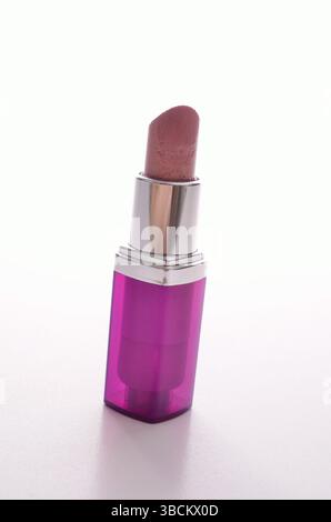 Rossetto rosa su sfondo bianco, bellezza e costituiscono il concetto Foto Stock