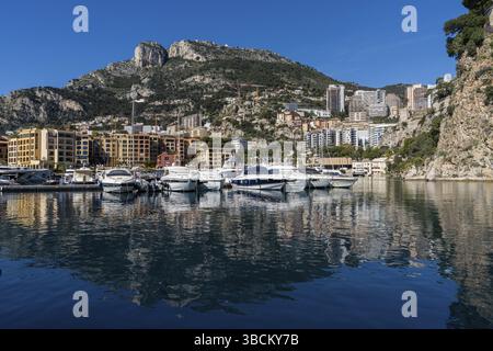 Monaco, Monaco - 17 marzo 2021: Il porto di Fontvieille nel cuore di Monaco, Europa Foto Stock