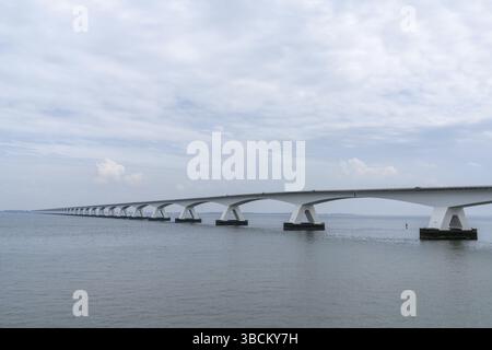 Una vista del Ponte Zeeland attraverso la Scheidt orientale Eastary nei Paesi Bassi occidentali Foto Stock
