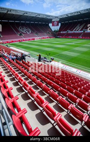 MAGONZA, GERMANIA - 17 MAGGIO 2025: Interno dello stadio, partita di Bundesliga 1.FSV Mainz 05 vs Bayer 04 Leverkusen alla Mewa Arena. Foto Stock