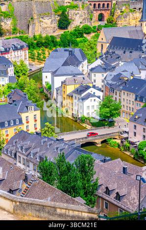 Vista aerea del centro storico di Lussemburgo con vecchi edifici colorati su stradine strette, Pont du Grund sul fiume Alzette, vista dall'alto di Lu Foto Stock