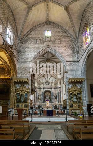 Evora, Portogallo - 24 marzo 2022: Vista dell'altare nella Chiesa di San Francisco a Evora Foto Stock