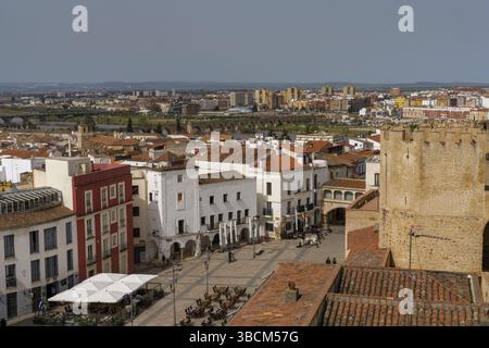 Badajoz, Spagna - 27 Marzo, 2022: Vista panoramica sul centro storico di Badajoz Foto Stock