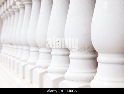 Colonne bianche in stile antico da vicino. Foto Stock