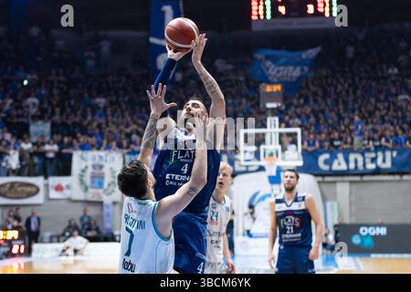 Desio, Italia. 20 maggio 2025. Aradori Pietro (Fortitudo Bologna) durante la partita del campionato italiano di basket LBN A2 di playoff acqua S. Bernardo Cantu vs Fortitudo Flats Service Bologna al PalaFitLineDesio, Desio, Italia il 20 Maj 2025 durante i playoff - San Bernardo Cantu vs Fortitudo Bologna, partita italiana di basket maschile di serie A2 a Desio, Italia, 20 maggio 2025 crediti: Independent Photo Agency/Alamy Live News Foto Stock