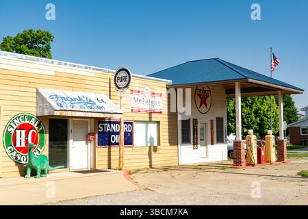 Williamsville, Illinois, USA - 15 maggio 2025 - stazione di servizio d'epoca con vecchie pompe di gas e altri cimeli d'epoca sulla vecchia Route 66. Foto Stock