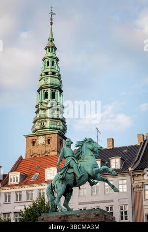 Monumento al vescovo Absalon a copenaghen. Absalon (1128-1201), arcivescovo danese, fu il più stretto consigliere del re Valdemaro i di Danimarca, e come tale Foto Stock
