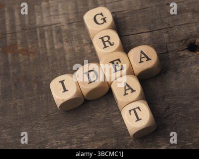 Dadi in legno con il cruciverba grande idea su un tavolo rustico Foto Stock