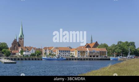 Helsingor, Danimarca - 17 giugno 2021: Paesaggio urbano del porto e della città vecchia di Helsingor, nella Danimarca settentrionale Foto Stock