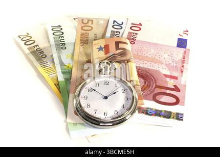 Molte banconote in euro con orologio da tasca su sfondo bianco Foto Stock
