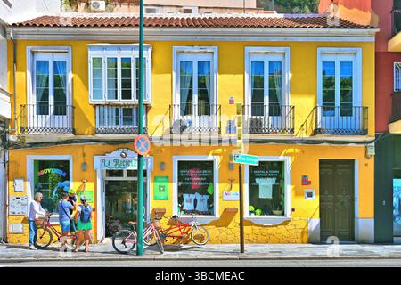 Area del porto delle navi da crociera di Malaga in Spagna e negozio di noleggio biciclette presso il Paseo del Parque Foto Stock