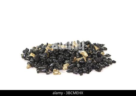 Una pila di incenso nero su sfondo bianco Foto Stock