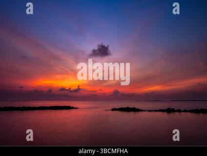Splendido tramonto sull'Oceano Indiano alle Maldive Foto Stock