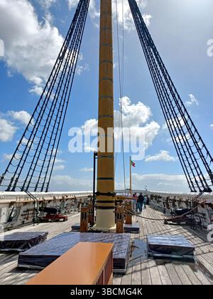 Lisbona Portogallo 19 aprile 2025 veduta della fregata Dom Fernando II e Gloria esposta nel bacino di carenaggio che mostra alberi scafo in legno e ponte cannone Foto Stock