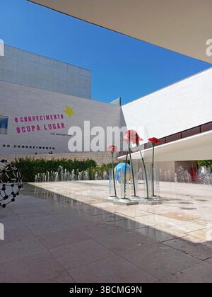 Lisbona Portogallo aprile 26 2025 i visitatori esplorano le installazioni scientifiche pratiche presso il Pavilhão do Conhecimento, un museo moderno nel Parque das Nações Foto Stock