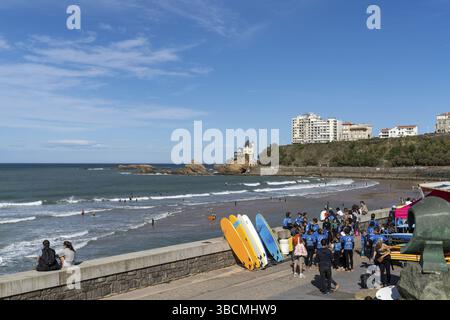 Francia - 21 ottobre 2020: Giovani studenti di surf si preparano per lezioni di surf sulla spiaggia di Biarritz Foto Stock