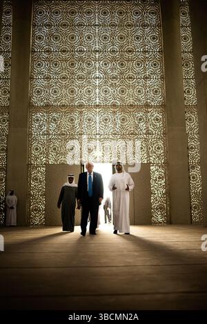 15 maggio 2025, Abu Dhabi, Emirati Arabi Uniti: Il presidente Donald Trump visita la Abrahamic Family House, venerdì 16 maggio 2025, ad Abu Dhabi, Emirati Arabi Uniti. (Credit Image: © Daniel Torok/White House/ZUMA Press Wire) SOLO PER USO EDITORIALE! Non per USO commerciale! Foto Stock