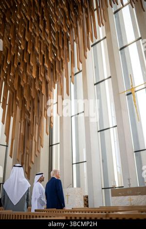 Abu Dhabi, Emirati Arabi Uniti. 15 maggio 2025. Il presidente Donald Trump visita la Abrahamic Family House, venerdì 16 maggio 2025, ad Abu Dhabi, Emirati Arabi Uniti. (Credit Image: © Daniel Torok/White House/ZUMA Press Wire) SOLO PER USO EDITORIALE! Non per USO commerciale! Foto Stock