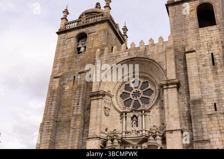 Vista della facciata e della torre della cattedrale di se do Porto nella città di Porto, Portogallo Foto Stock