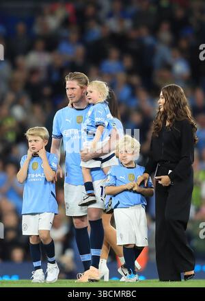 20 maggio 2025; Etihad Stadium, Manchester, Inghilterra; Premier League Football, Manchester City contro Bournemouth; Kevin de Bruyne del Manchester City con la moglie e i figli durante il giro d'onore dopo la sua ultima apparizione allo stadio Etihad Foto Stock