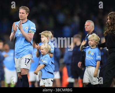 20 maggio 2025; Etihad Stadium, Manchester, Inghilterra; Premier League Football, Manchester City contro Bournemouth; Kevin de Bruyne del Manchester City con la moglie e i figli durante il giro d'onore dopo la sua ultima apparizione allo stadio Etihad Foto Stock