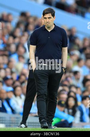 20 maggio 2025; Etihad Stadium, Manchester, Inghilterra; Premier League Football, Manchester City contro Bournemouth; il manager del Bournemouth Andoni Iraola segue l'azione dal touchline Foto Stock