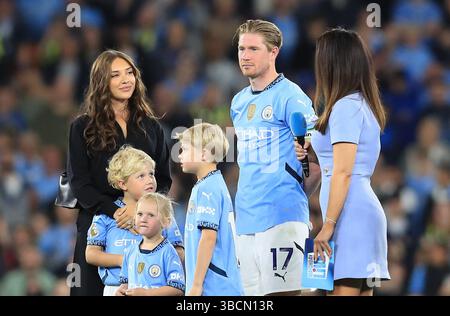 20 maggio 2025; Etihad Stadium, Manchester, Inghilterra; Premier League Football, Manchester City contro Bournemouth; un emozionante Kevin de Bruyne del Manchester City viene intervistato durante la celebrazione post-partita della sua carriera Etihad Foto Stock