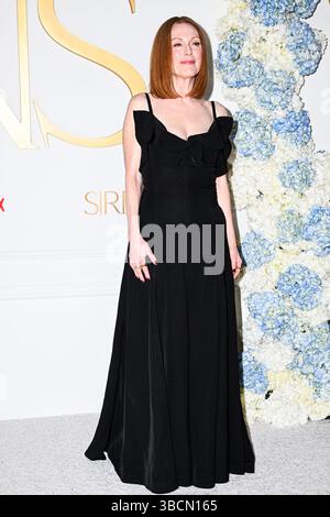 New York, Stati Uniti. 20 maggio 2025. Julianne Moore partecipa alla prima mondiale di Netflix di Sirens il 20 maggio 2025 a New York, NY (foto di Laura Brett/ Credit: SIPA USA/Alamy Live News) Foto Stock