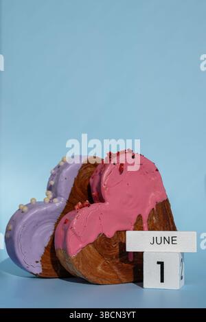 1° giugno festeggiamenti internazionali per bambini biglietto d'auguri a forma di cuore, due croissant su sfondo blu con spazio per le copie. Pasta sfoglia nuova pasticceria dolce alla moda. Esperimento di impasto cremoso Foto Stock