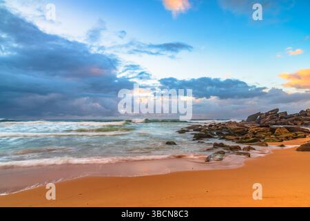 Moody Sunrise Seascape a Killcare Beach sulla costa centrale del nuovo Galles del Sud, Australia. Foto Stock