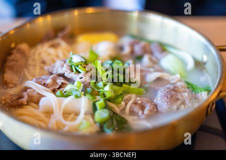 Zuppa di spaghetti con verdure e carne Foto Stock