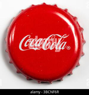 Garham, Germania. 24 aprile 2025. Primo piano di un tappo rosso per bottiglia Coca-Cola con il logo bianco "Coca-Cola" al centro. Credito: SOPA Images Limited/Alamy Live News Foto Stock