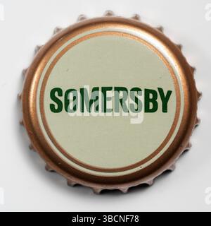 Garham, Germania. 24 aprile 2025. Primo piano di un tappo in bronzo Somersby con un centro beige chiaro e il testo verde "SOMERSBY" credito: SOPA Images Limited/Alamy Live News Foto Stock