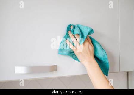 Armadietto di pulizia donna con straccio in cucina. Foto di alta qualità Foto Stock