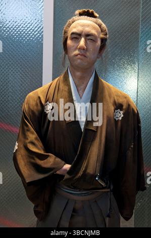 Scultura a grandezza naturale in cera di Sakamoto Ryoma, un famoso samurai Tosa, presso il Sakamoto Ryoma Memorial Museum di Kochi, Shikoku, Giappone. Foto Stock