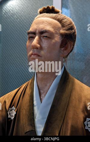 Scultura a grandezza naturale in cera di Sakamoto Ryoma, un famoso samurai Tosa, presso il Sakamoto Ryoma Memorial Museum di Kochi, Shikoku, Giappone. Foto Stock