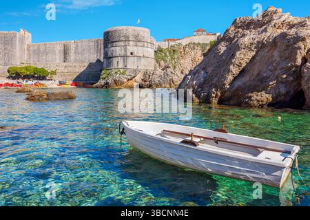 Fort Bokar, sopra le acque cristalline del porto occidentale. Dubrovnik, Croazia Foto Stock