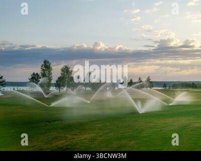 Irrigatori sul campo da golf Foto Stock