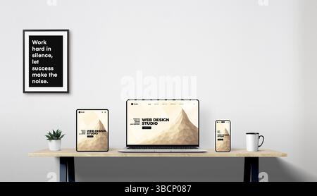 Web design reattivo visualizzato su notebook, tablet e telefono in uno spazio di lavoro moderno con pianta, tazza da caffè e citazione motivazionale incorniciata Foto Stock