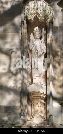Statua, di un vescovo, su un muro del College of St John the Baptist, Università di Oxford, Inghilterra. Foto Stock