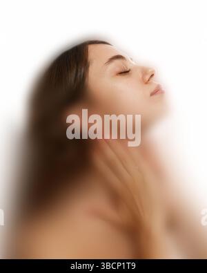 Collage surreale. La donna con gli occhi chiusi inclina la testa all'indietro, entrambe le mani sul collo in morbida foschia, catturando il momento della resa spirituale. Foto Stock