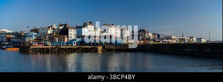 Bridlington, Regno Unito, 13 aprile 2025, porto e barche da pesca alla luce del mattino presto Foto Stock