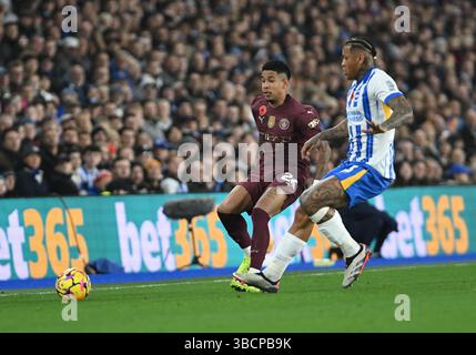 Pervis Estupinan di Brighton e Savinho di Manchester City durante la partita di Premier League tra Brighton e Hove Albion e Manchester City all'American Express Stadium di Brighton Regno Unito - sabato 9 novembre 2024 Foto Stock