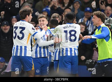 Brighton festeggia il suo equalizzatore durante la partita di Premier League tra Brighton e Hove Albion e Manchester City all'American Express Stadium di Brighton Regno Unito - sabato 9 novembre 2024 Foto Stock