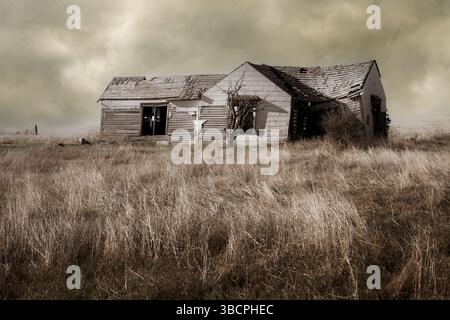 Un'antica fattoria abbandonata in una fattoria di grano nelle praterie nazionali di Pawnee, colorado, stati uniti. Foto Stock