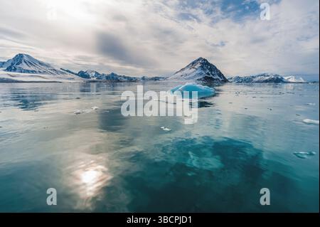 Banchina di ghiaccio nelle acque artiche di fronte al ghiacciaio Lilliehook, Norvegia, Svalbard, Lilliehookfjorden Foto Stock