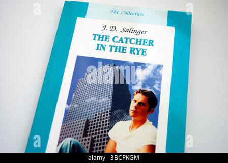 Il libro di J.D. Salinger "The Catcher in the Rye" bianco isolato. Kiev, Ucraina - 01 -13 -2025. Foto Stock