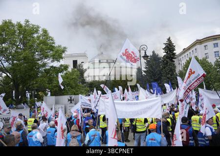 Varsavia, Polonia. 21 maggio 2025. I lavoratori del metallo e dell'acciaio protestarono a Varsavia, in Polonia, il 21 maggio 2025. L'alleanza sindacale OPZZ ha organizzato una marcia dal parlamento all'ufficio del primo Ministro per protestare contro gli alti prezzi dell'energia che riducono la forza competitiva e minacciano posti di lavoro e salari. (Foto di Jaap Arriens/Sipa USA) credito: SIPA USA/Alamy Live News Foto Stock