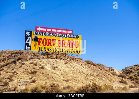 Tabernas, Spagna - 3 febbraio 2024: Insegna di Fort Bravo nel Mini parco a tema Hollywood - American Wild Western Style Foto Stock