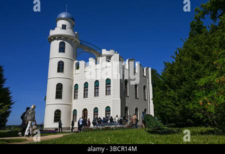 Berlino, Germania. 21 maggio 2025. Il palazzo sull'Isola di Peacock riapre ai visitatori il 25 maggio dopo la sua completa ristrutturazione. La Fondazione prussiana Palazzi e Giardini Berlino-Brandeburgo (SPSG) ha completato la ristrutturazione completa del palazzo sull'isola di Peacock a Berlino, iniziata nel settembre 2021. Crediti: Jens Kalaene/dpa/Alamy Live News Foto Stock